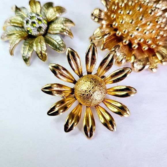 Vintage Set of Three Gold Tone Metal Floral Green Rhinestone Flower Brooch Pins - Picture 3 of 9